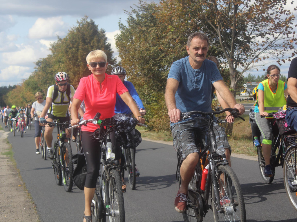 Słoneczna pogoda sprzyjała rowerzystom. Setki osób przejechały olęderskim szlakiem