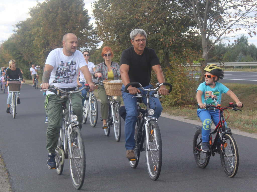 Słoneczna pogoda sprzyjała rowerzystom. Setki osób przejechały olęderskim szlakiem
