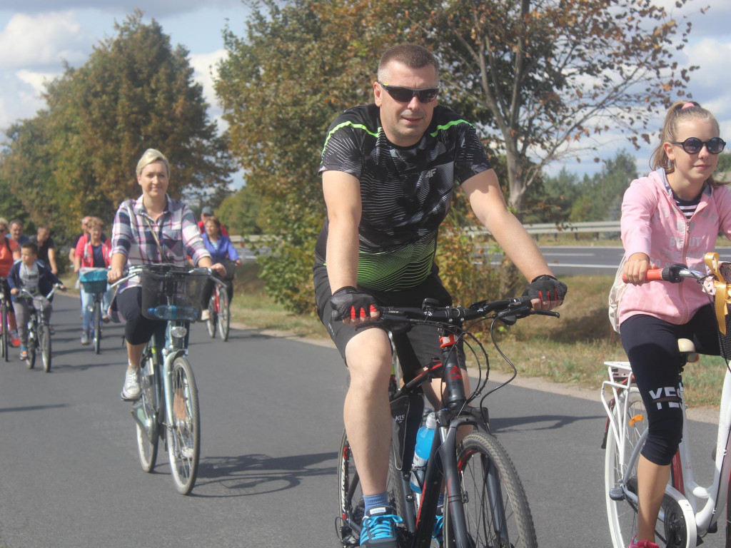 Słoneczna pogoda sprzyjała rowerzystom. Setki osób przejechały olęderskim szlakiem