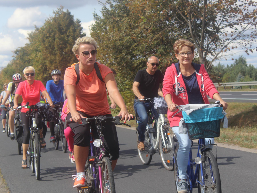 Słoneczna pogoda sprzyjała rowerzystom. Setki osób przejechały olęderskim szlakiem