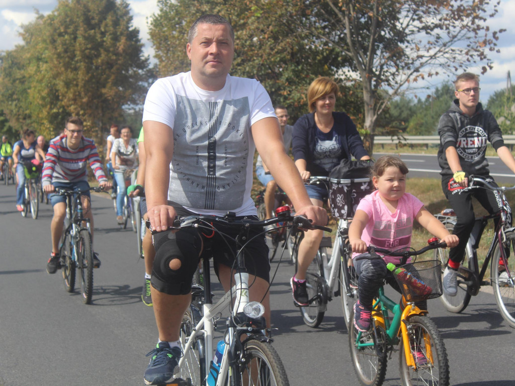 Słoneczna pogoda sprzyjała rowerzystom. Setki osób przejechały olęderskim szlakiem