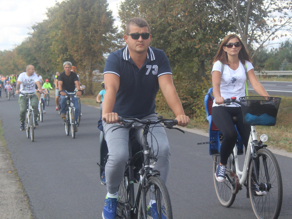 Słoneczna pogoda sprzyjała rowerzystom. Setki osób przejechały olęderskim szlakiem
