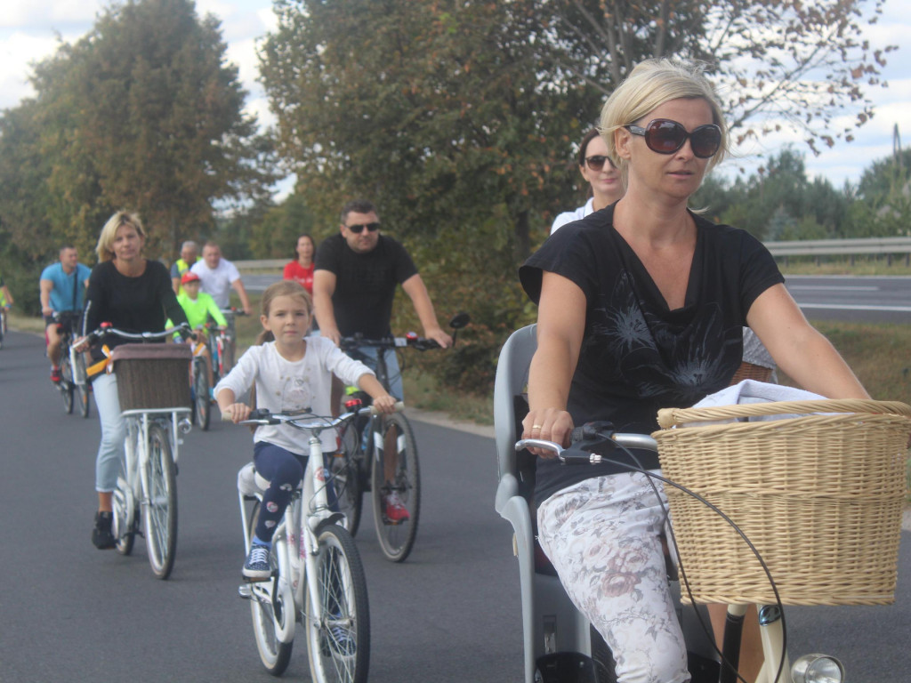Słoneczna pogoda sprzyjała rowerzystom. Setki osób przejechały olęderskim szlakiem