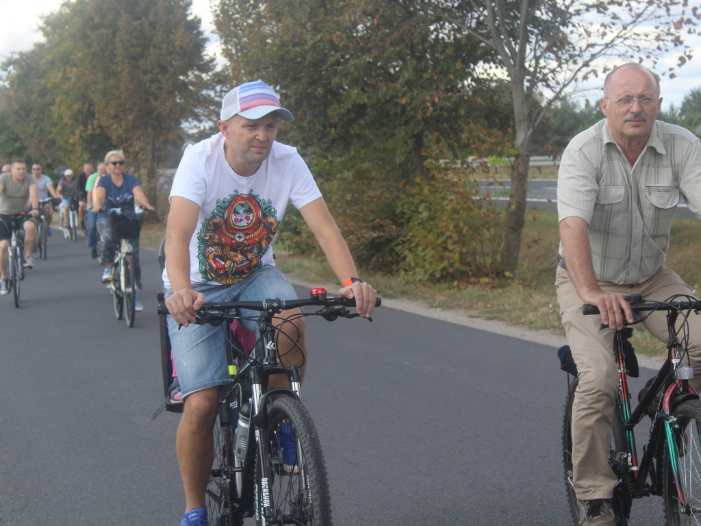 Słoneczna pogoda sprzyjała rowerzystom. Setki osób przejechały olęderskim szlakiem