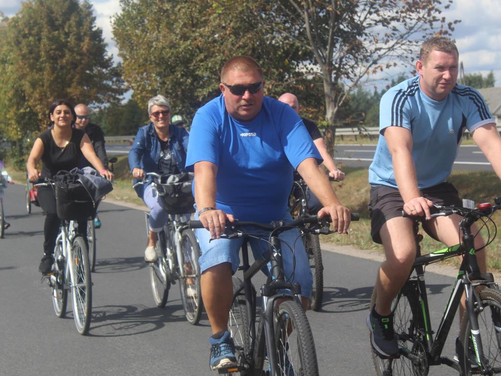 Słoneczna pogoda sprzyjała rowerzystom. Setki osób przejechały olęderskim szlakiem