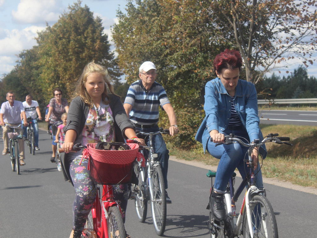 Słoneczna pogoda sprzyjała rowerzystom. Setki osób przejechały olęderskim szlakiem