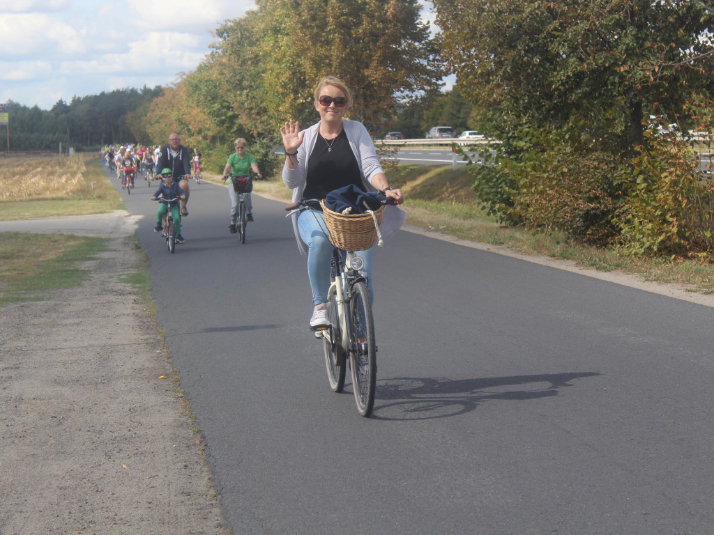 Słoneczna pogoda sprzyjała rowerzystom. Setki osób przejechały olęderskim szlakiem