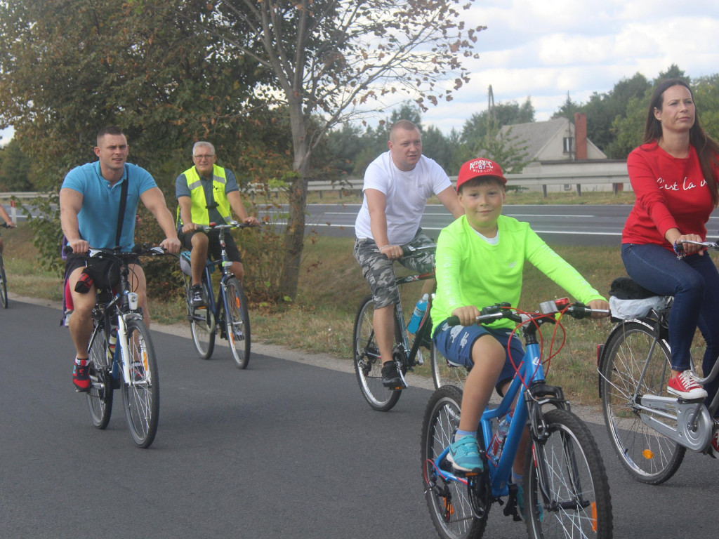 Słoneczna pogoda sprzyjała rowerzystom. Setki osób przejechały olęderskim szlakiem
