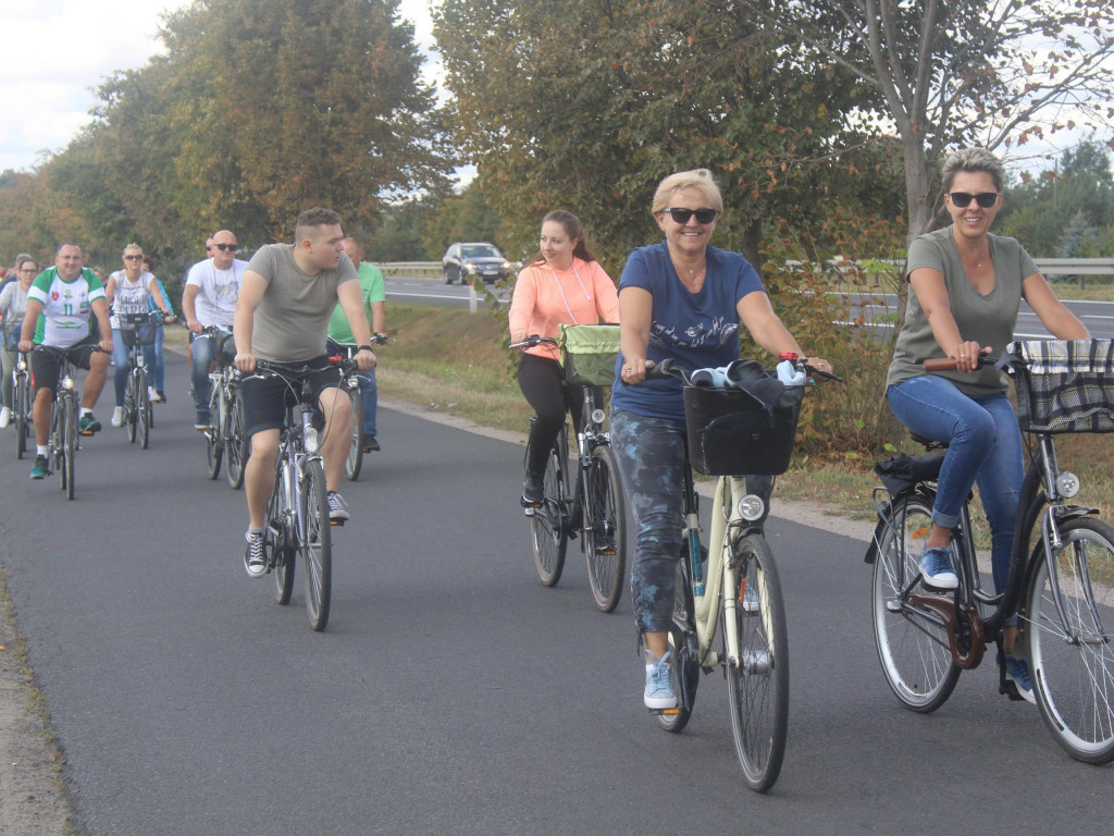 Słoneczna pogoda sprzyjała rowerzystom. Setki osób przejechały olęderskim szlakiem