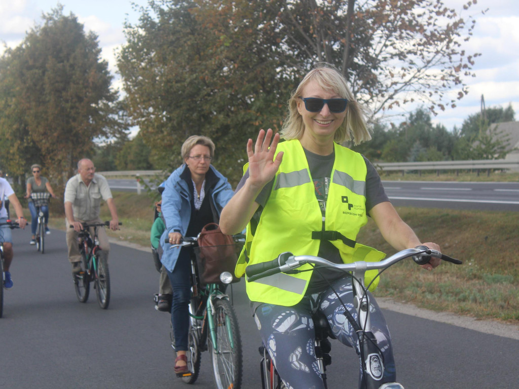 Słoneczna pogoda sprzyjała rowerzystom. Setki osób przejechały olęderskim szlakiem