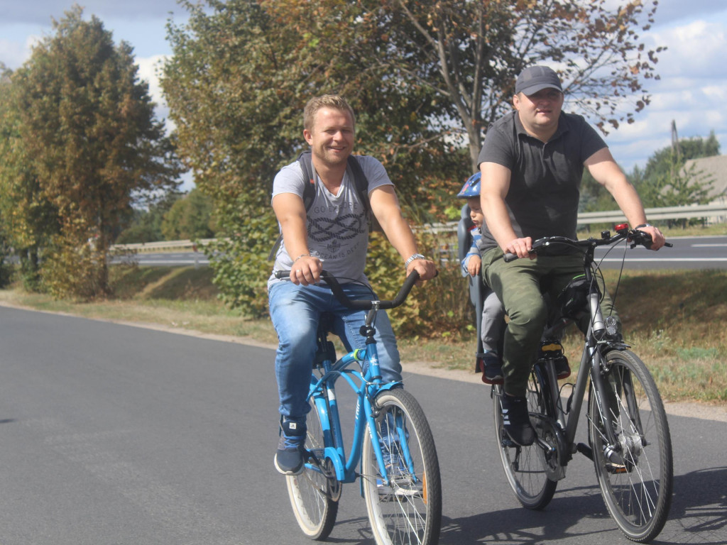 Słoneczna pogoda sprzyjała rowerzystom. Setki osób przejechały olęderskim szlakiem