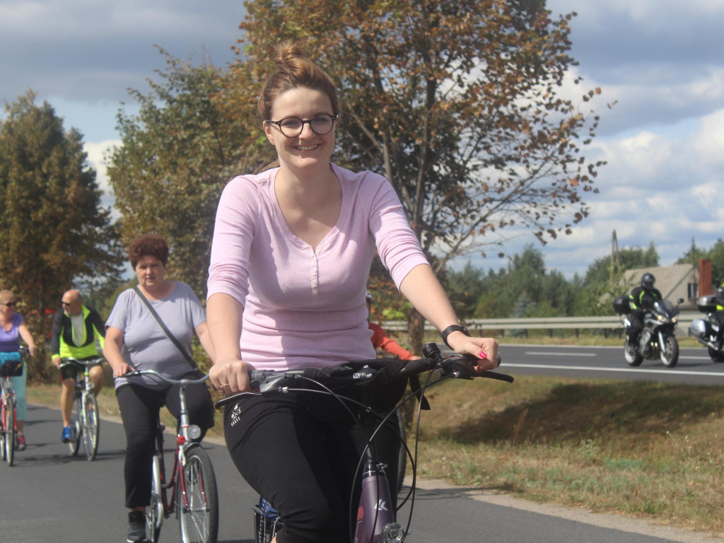 Słoneczna pogoda sprzyjała rowerzystom. Setki osób przejechały olęderskim szlakiem