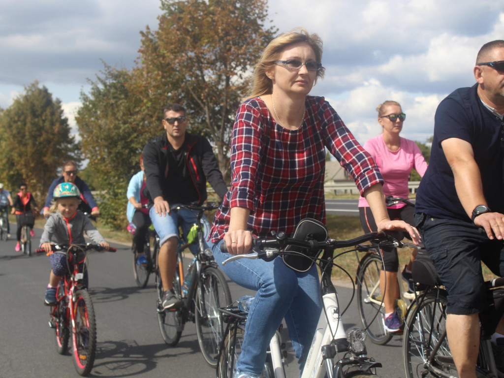 Słoneczna pogoda sprzyjała rowerzystom. Setki osób przejechały olęderskim szlakiem