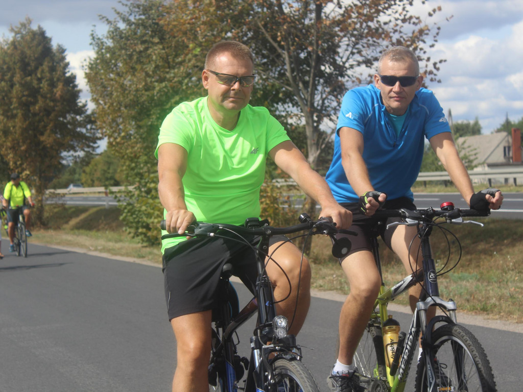 Słoneczna pogoda sprzyjała rowerzystom. Setki osób przejechały olęderskim szlakiem