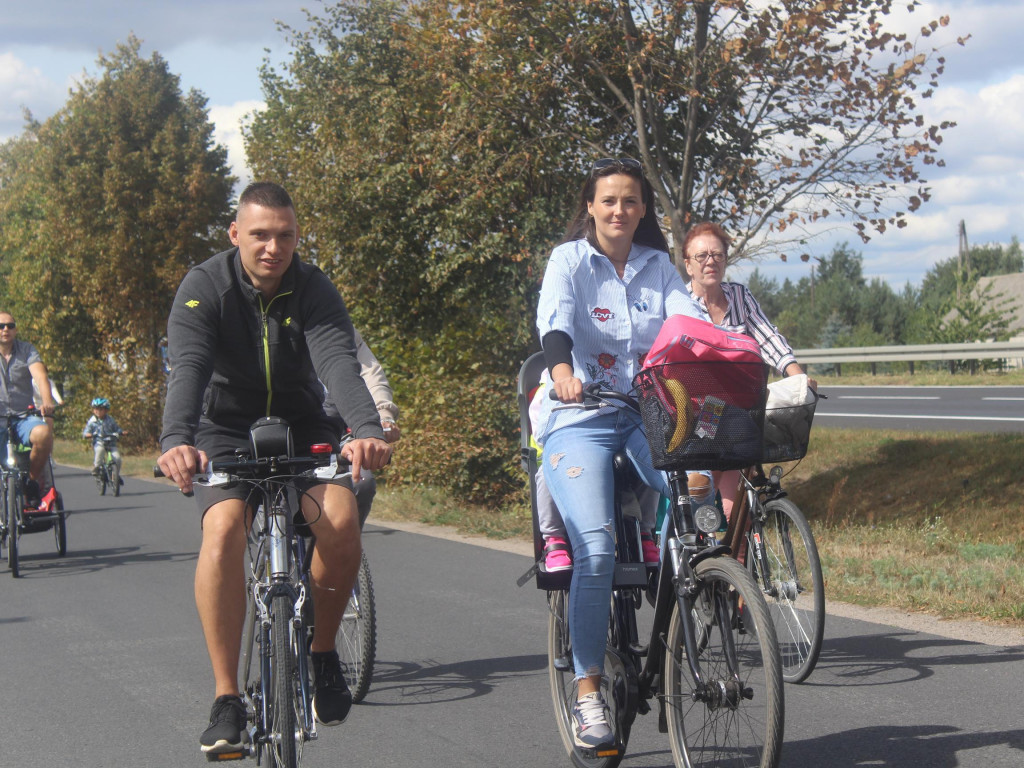 Słoneczna pogoda sprzyjała rowerzystom. Setki osób przejechały olęderskim szlakiem
