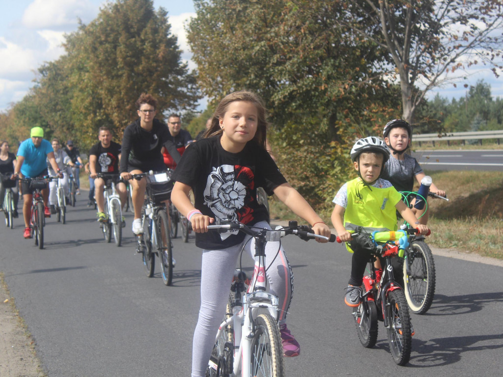 Słoneczna pogoda sprzyjała rowerzystom. Setki osób przejechały olęderskim szlakiem