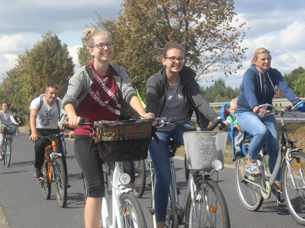 Słoneczna pogoda sprzyjała rowerzystom. Setki osób przejechały olęderskim szlakiem
