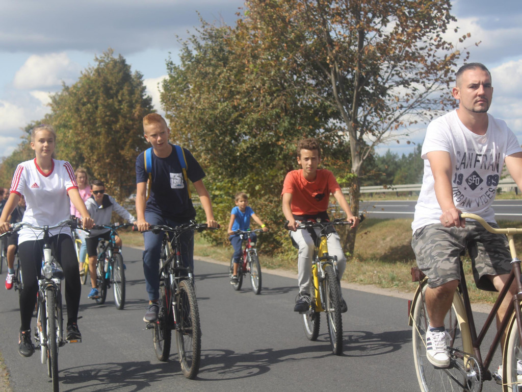 Słoneczna pogoda sprzyjała rowerzystom. Setki osób przejechały olęderskim szlakiem