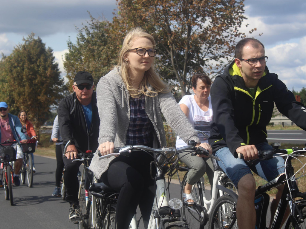 Słoneczna pogoda sprzyjała rowerzystom. Setki osób przejechały olęderskim szlakiem