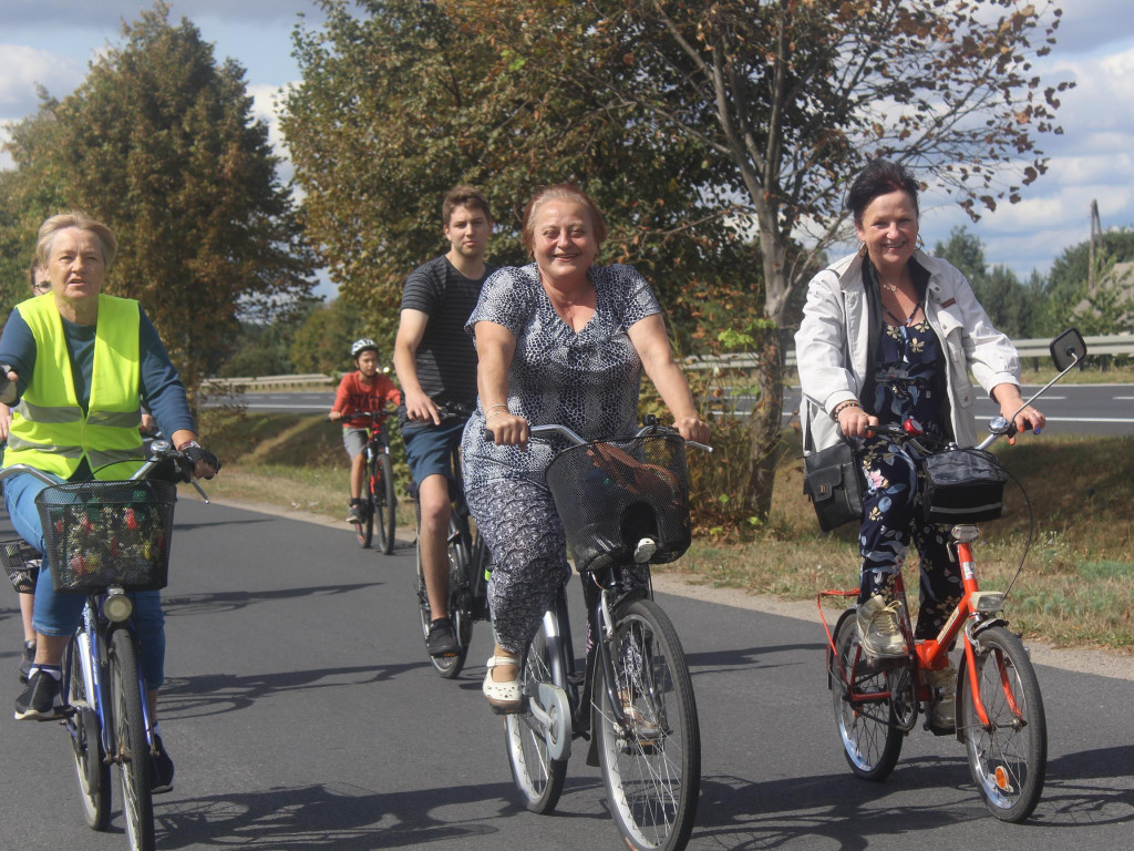 Słoneczna pogoda sprzyjała rowerzystom. Setki osób przejechały olęderskim szlakiem
