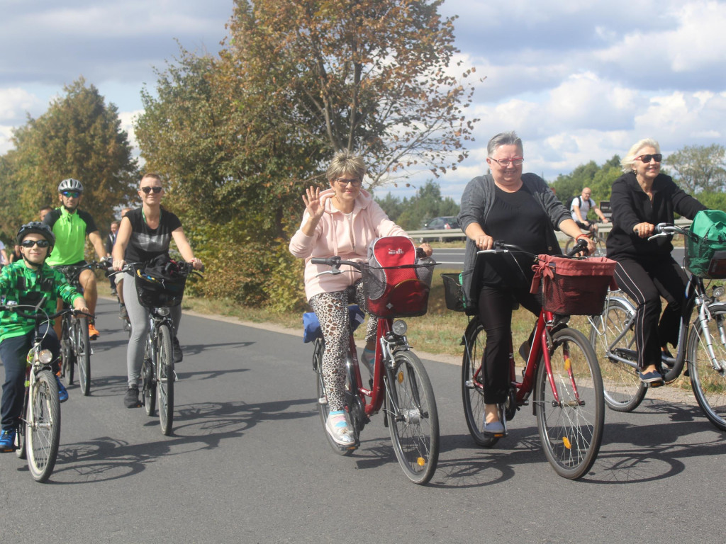Słoneczna pogoda sprzyjała rowerzystom. Setki osób przejechały olęderskim szlakiem