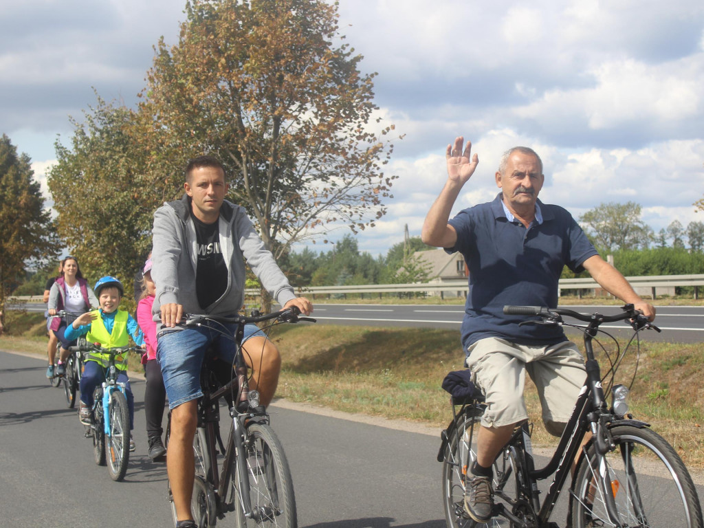 Słoneczna pogoda sprzyjała rowerzystom. Setki osób przejechały olęderskim szlakiem
