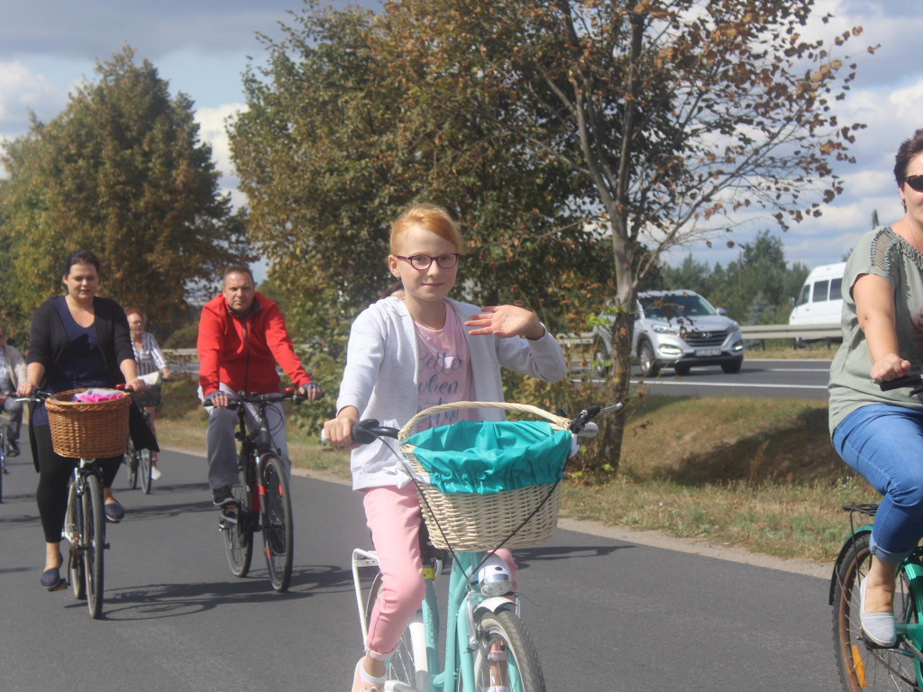Słoneczna pogoda sprzyjała rowerzystom. Setki osób przejechały olęderskim szlakiem