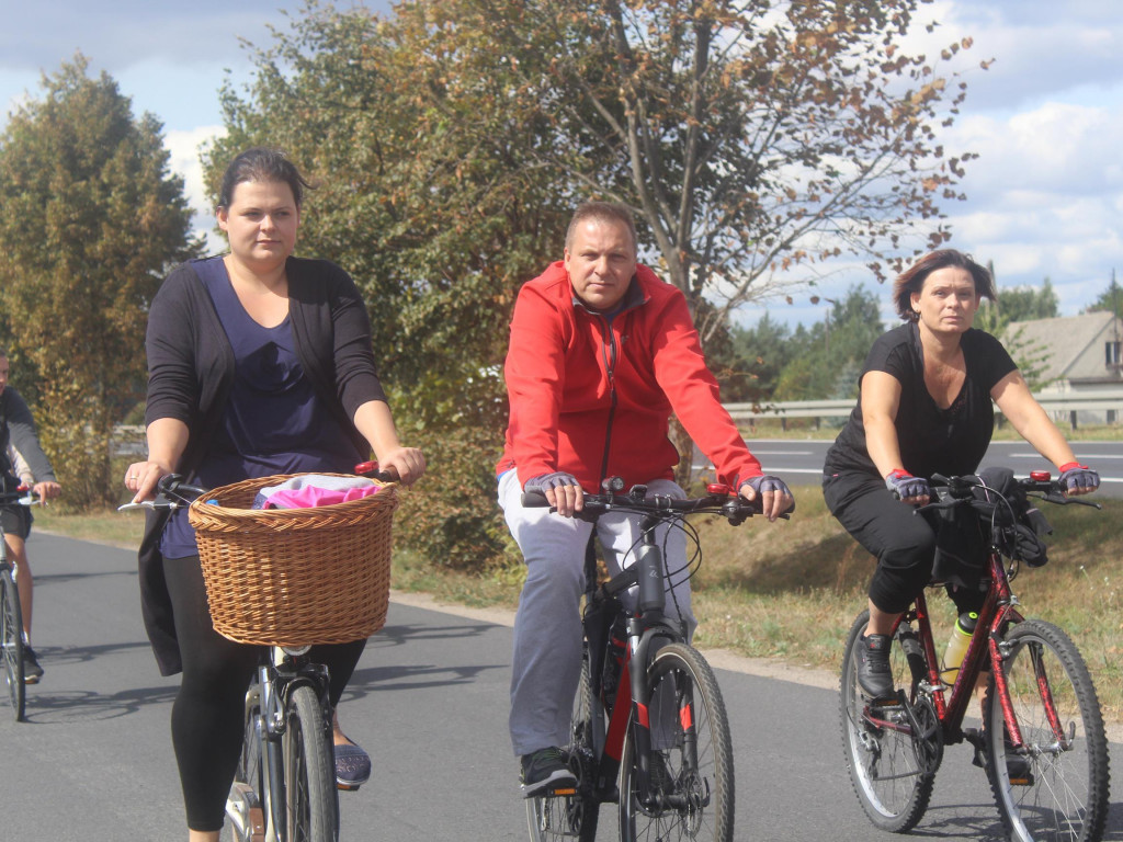 Słoneczna pogoda sprzyjała rowerzystom. Setki osób przejechały olęderskim szlakiem
