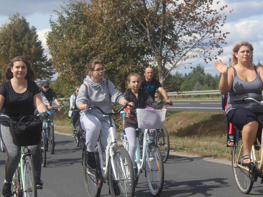 Słoneczna pogoda sprzyjała rowerzystom. Setki osób przejechały olęderskim szlakiem