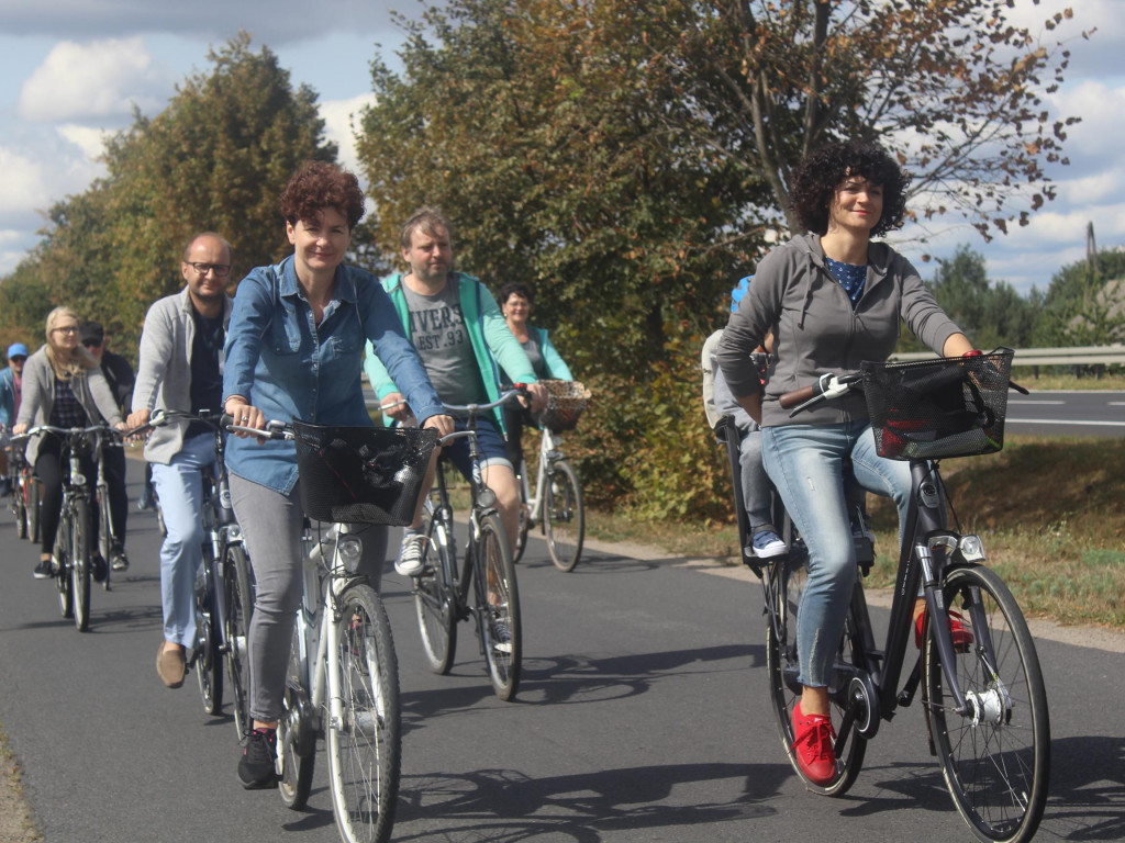 Słoneczna pogoda sprzyjała rowerzystom. Setki osób przejechały olęderskim szlakiem