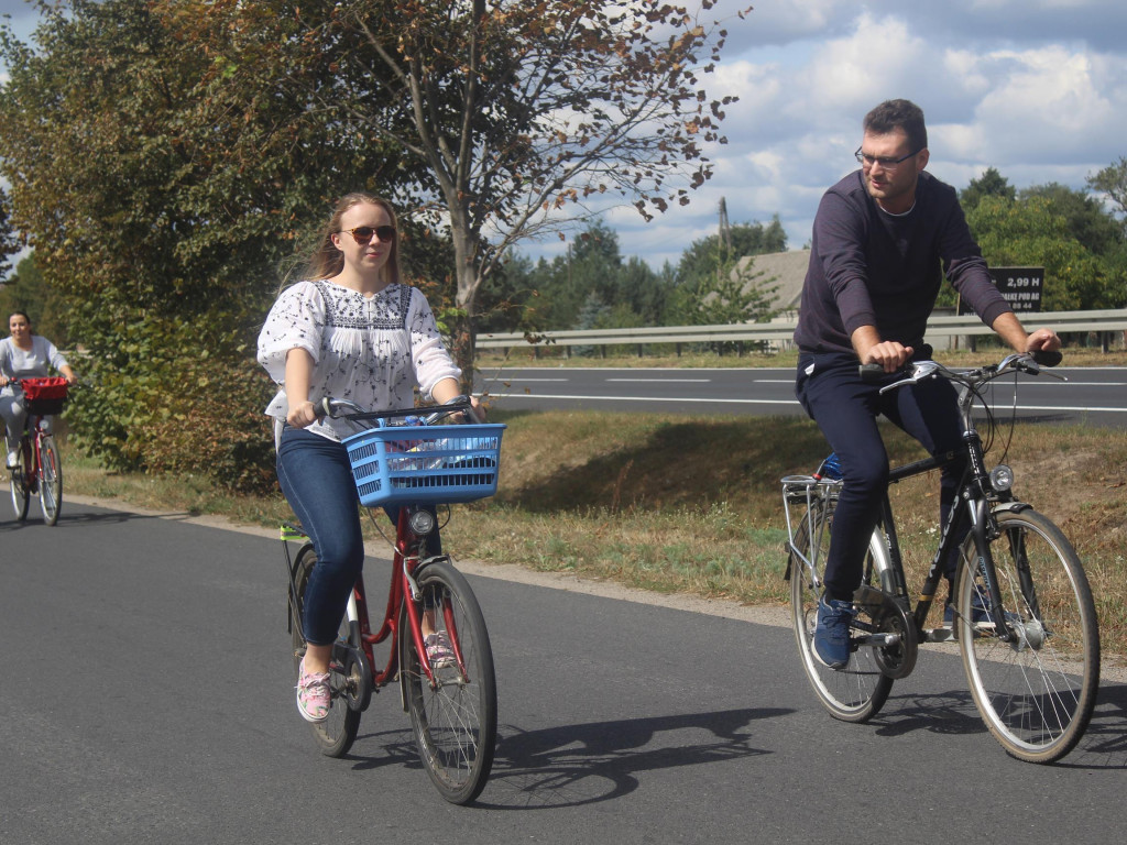 Słoneczna pogoda sprzyjała rowerzystom. Setki osób przejechały olęderskim szlakiem