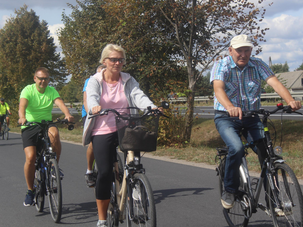 Słoneczna pogoda sprzyjała rowerzystom. Setki osób przejechały olęderskim szlakiem