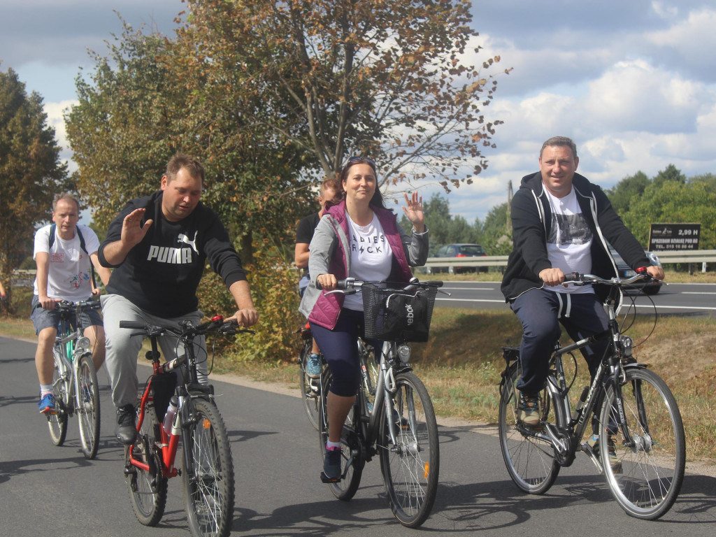 Słoneczna pogoda sprzyjała rowerzystom. Setki osób przejechały olęderskim szlakiem