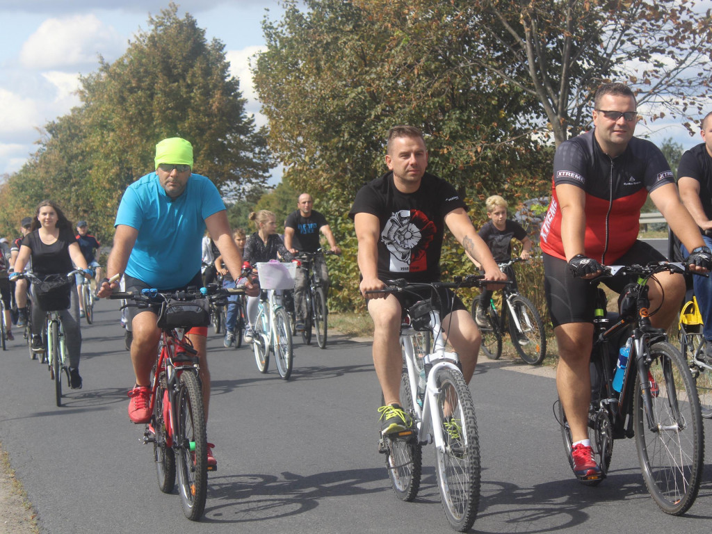 Słoneczna pogoda sprzyjała rowerzystom. Setki osób przejechały olęderskim szlakiem