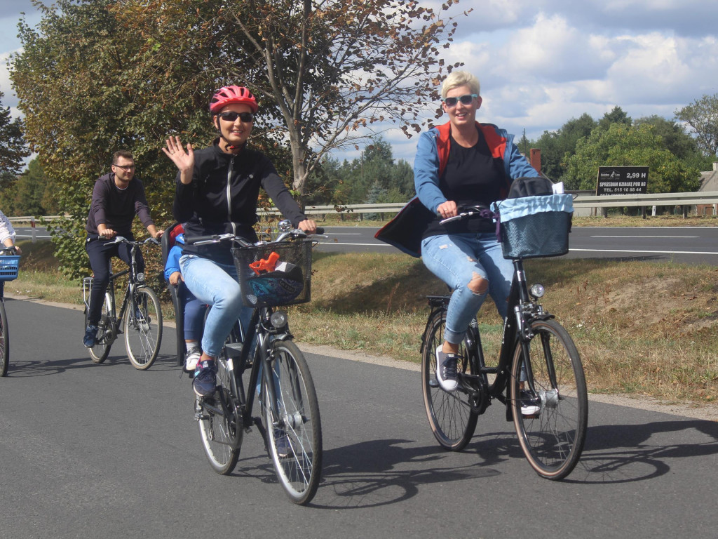 Słoneczna pogoda sprzyjała rowerzystom. Setki osób przejechały olęderskim szlakiem