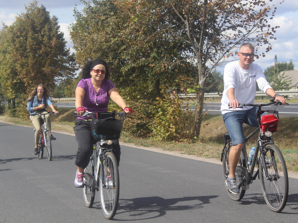 Słoneczna pogoda sprzyjała rowerzystom. Setki osób przejechały olęderskim szlakiem