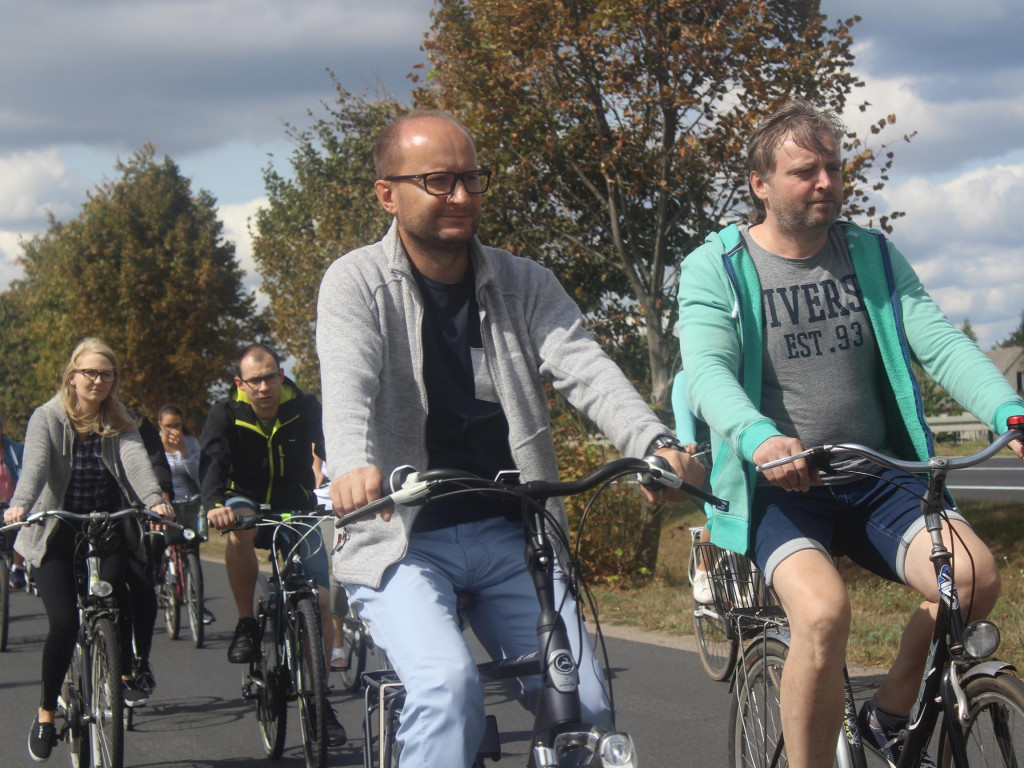 Słoneczna pogoda sprzyjała rowerzystom. Setki osób przejechały olęderskim szlakiem