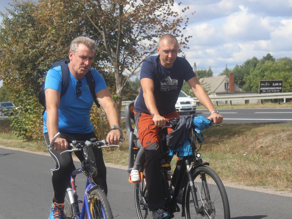 Słoneczna pogoda sprzyjała rowerzystom. Setki osób przejechały olęderskim szlakiem