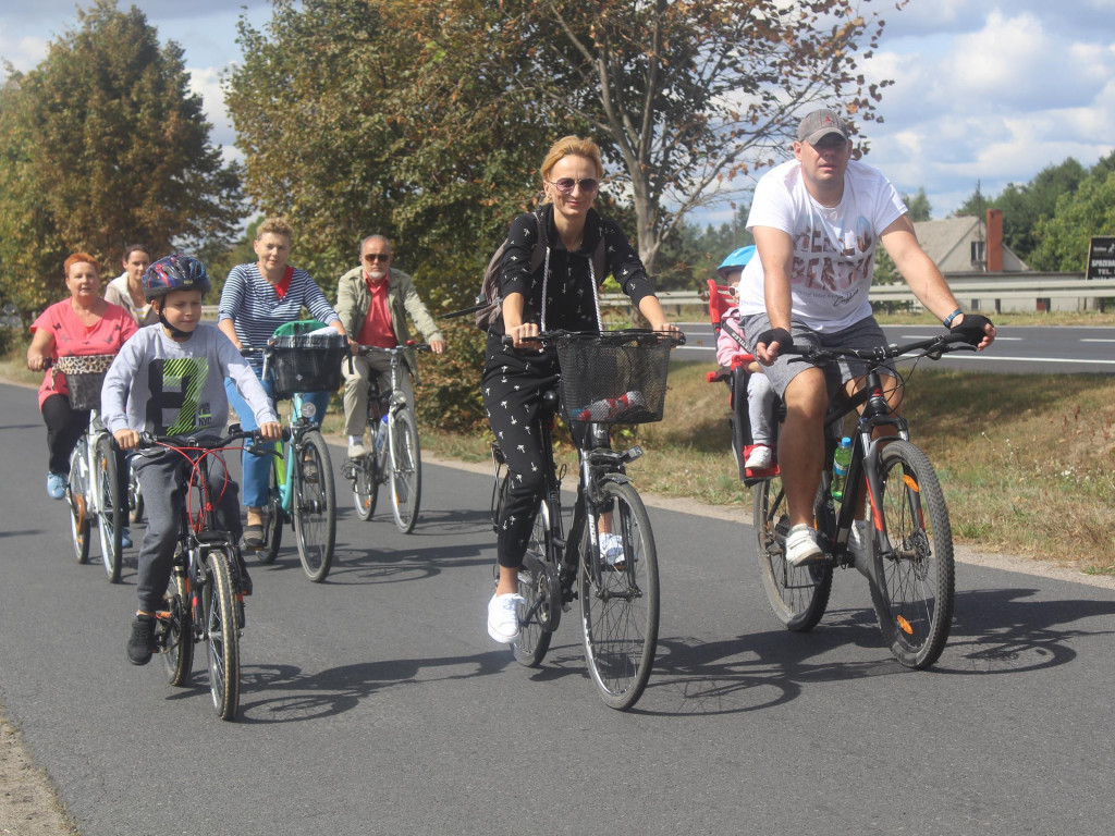 Słoneczna pogoda sprzyjała rowerzystom. Setki osób przejechały olęderskim szlakiem