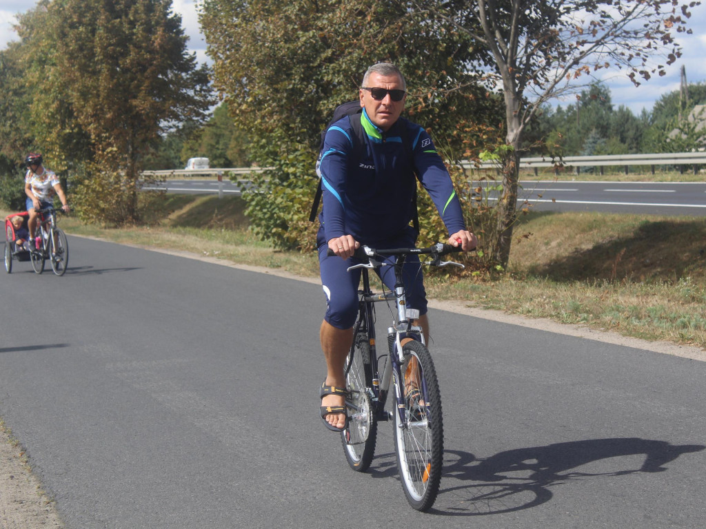 Słoneczna pogoda sprzyjała rowerzystom. Setki osób przejechały olęderskim szlakiem