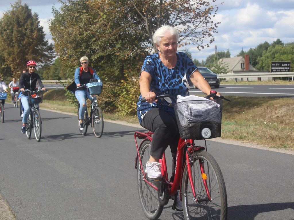 Słoneczna pogoda sprzyjała rowerzystom. Setki osób przejechały olęderskim szlakiem