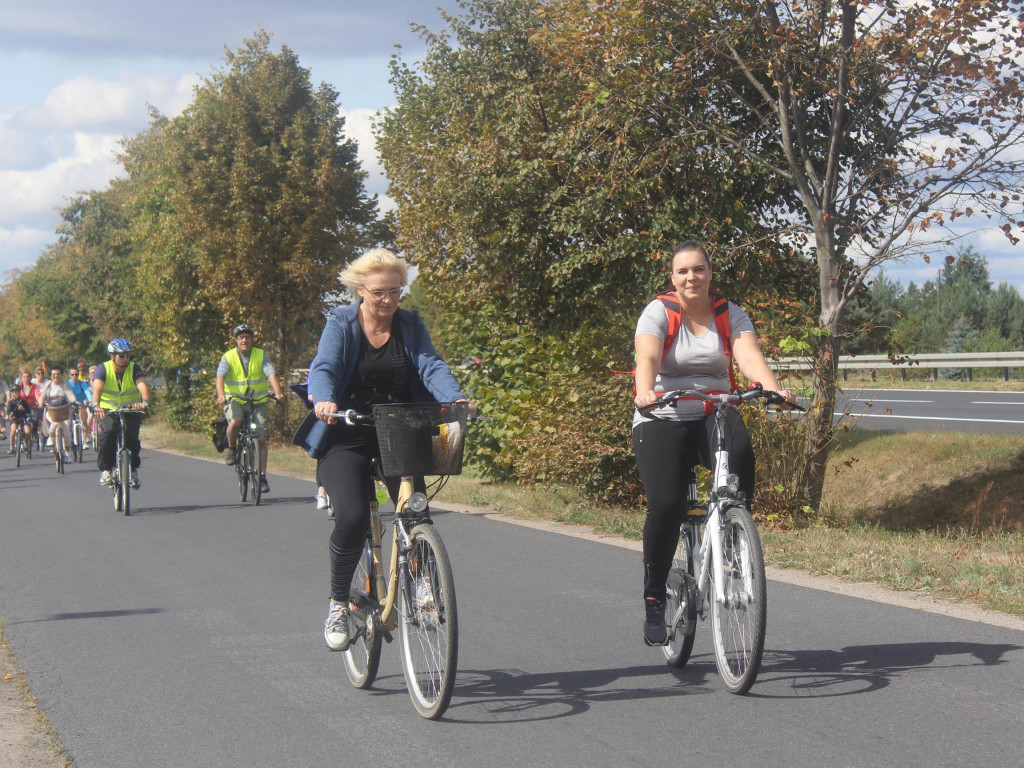 Słoneczna pogoda sprzyjała rowerzystom. Setki osób przejechały olęderskim szlakiem