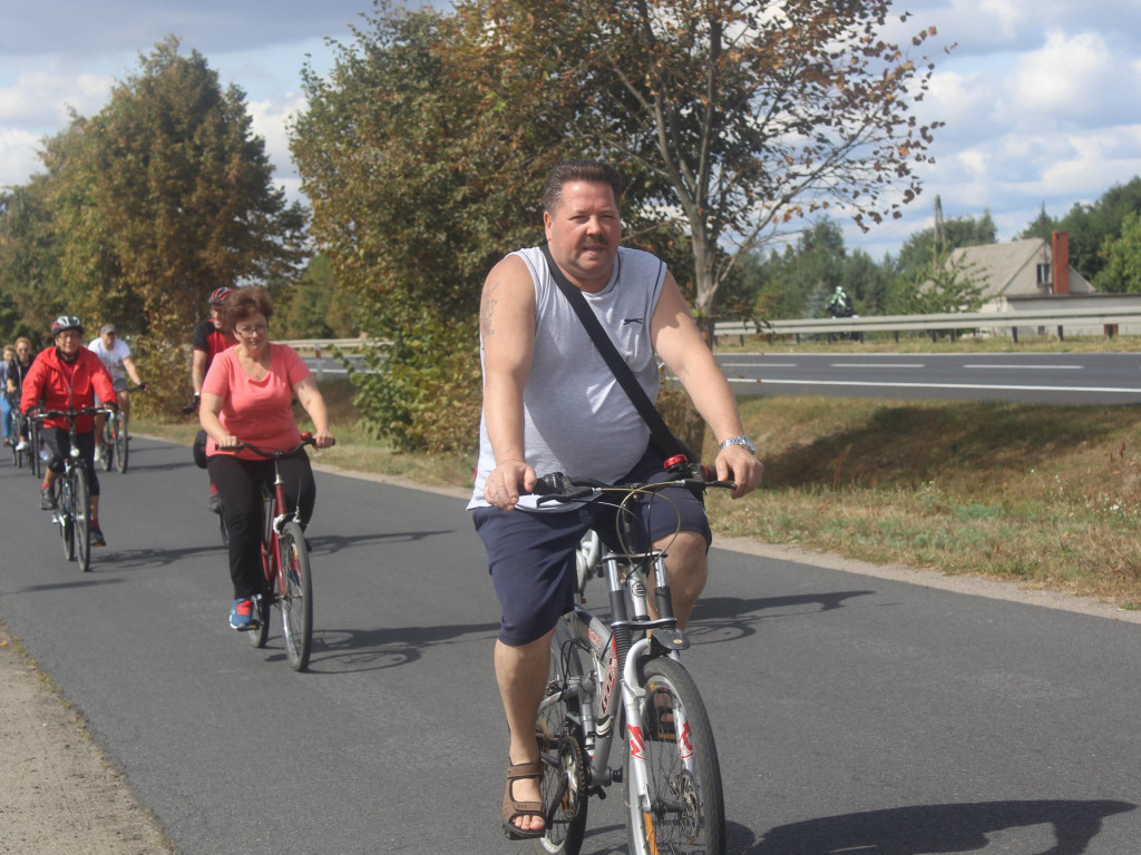 Słoneczna pogoda sprzyjała rowerzystom. Setki osób przejechały olęderskim szlakiem