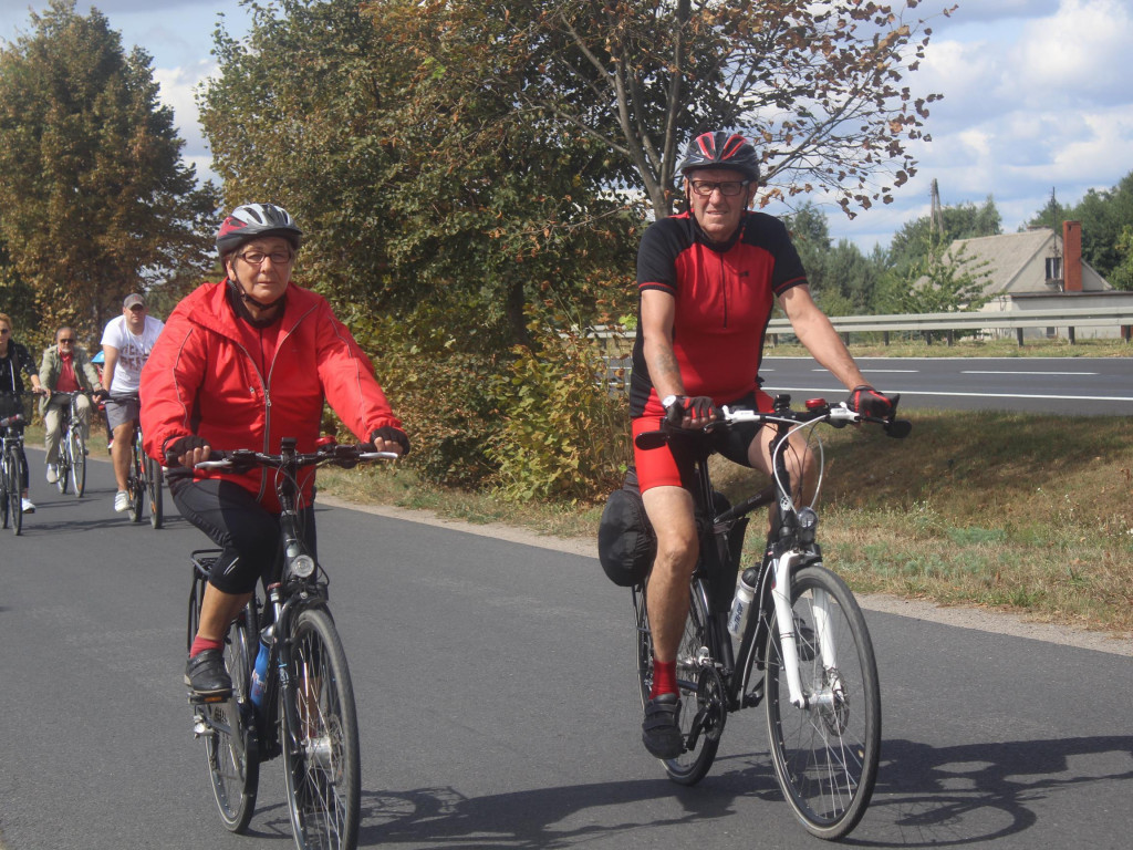 Słoneczna pogoda sprzyjała rowerzystom. Setki osób przejechały olęderskim szlakiem