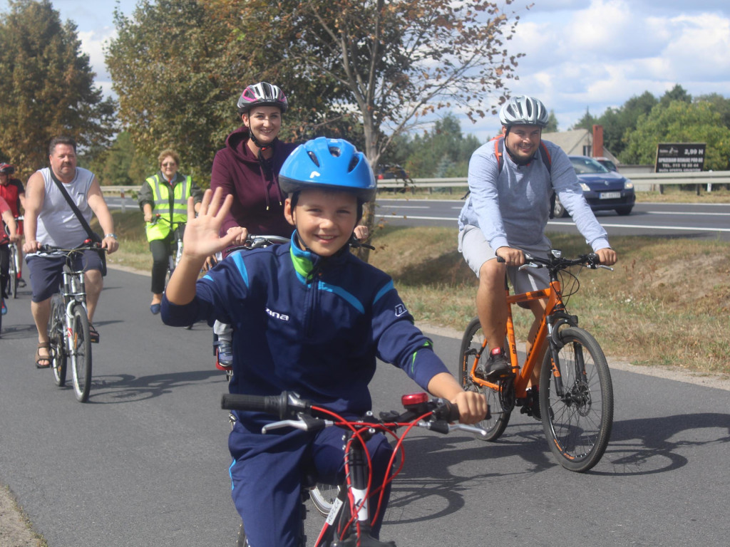 Słoneczna pogoda sprzyjała rowerzystom. Setki osób przejechały olęderskim szlakiem