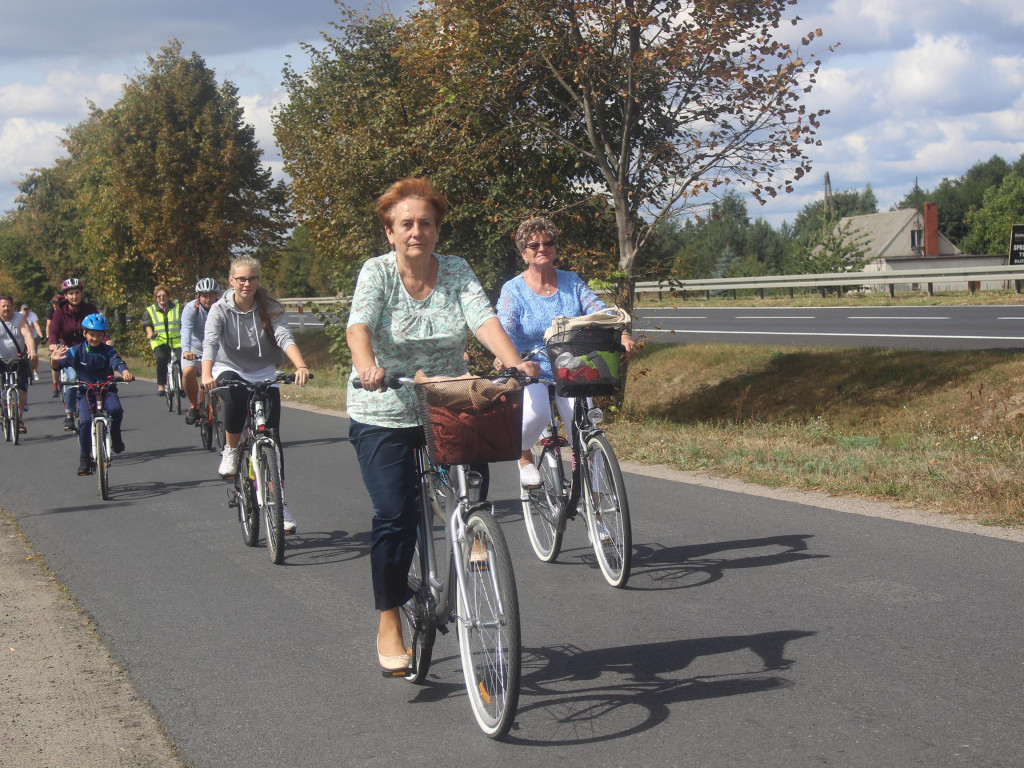 Słoneczna pogoda sprzyjała rowerzystom. Setki osób przejechały olęderskim szlakiem