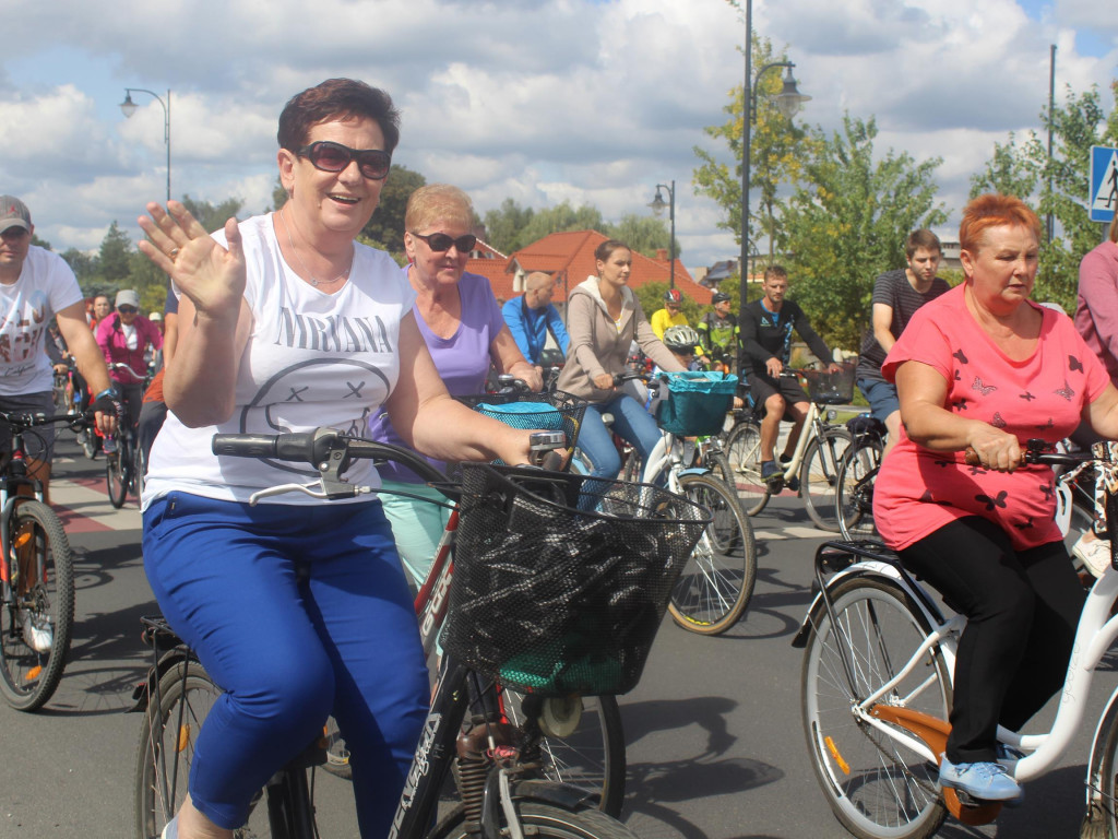 Słoneczna pogoda sprzyjała rowerzystom. Setki osób przejechały olęderskim szlakiem
