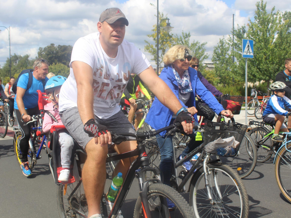 Słoneczna pogoda sprzyjała rowerzystom. Setki osób przejechały olęderskim szlakiem