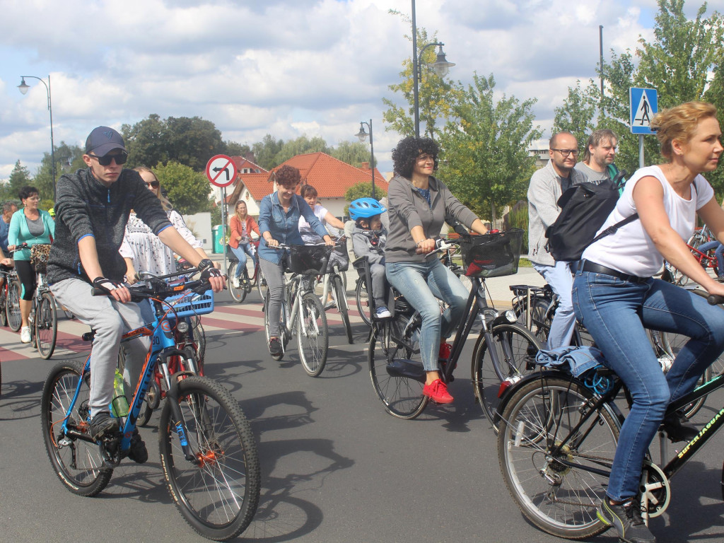 Słoneczna pogoda sprzyjała rowerzystom. Setki osób przejechały olęderskim szlakiem