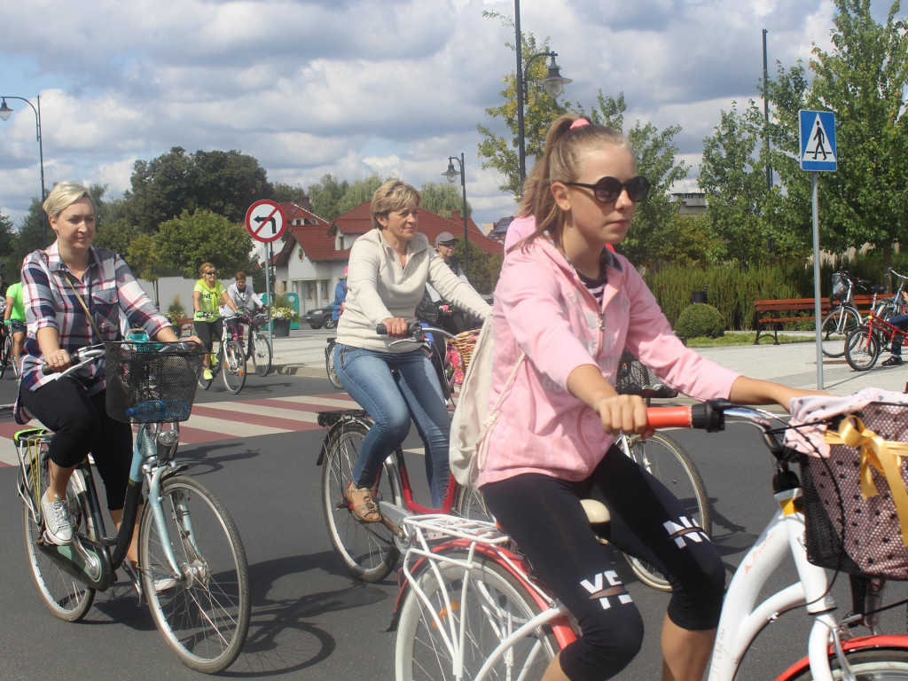 Słoneczna pogoda sprzyjała rowerzystom. Setki osób przejechały olęderskim szlakiem